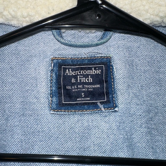 Abercrombie and Fitch Cropped Denim Jacket - Picture 3 of 5
